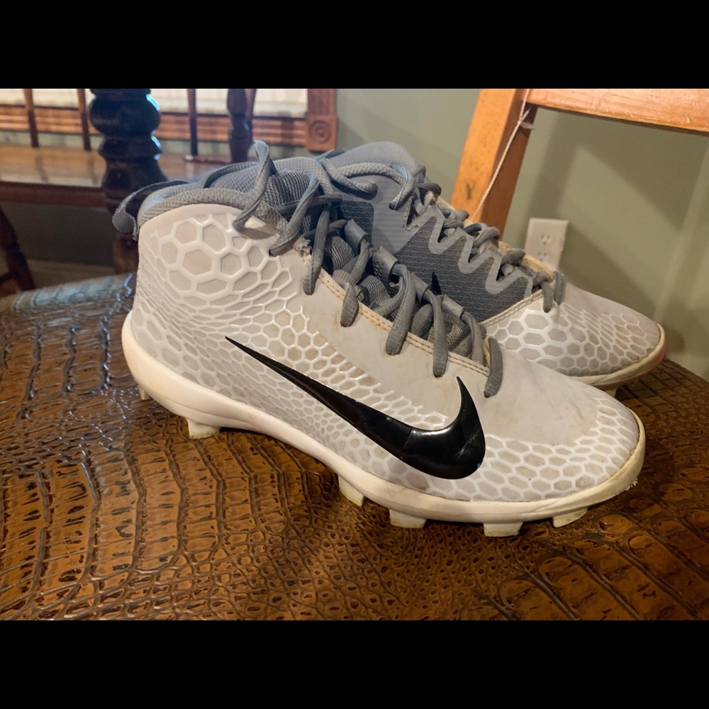 Baseball cleats